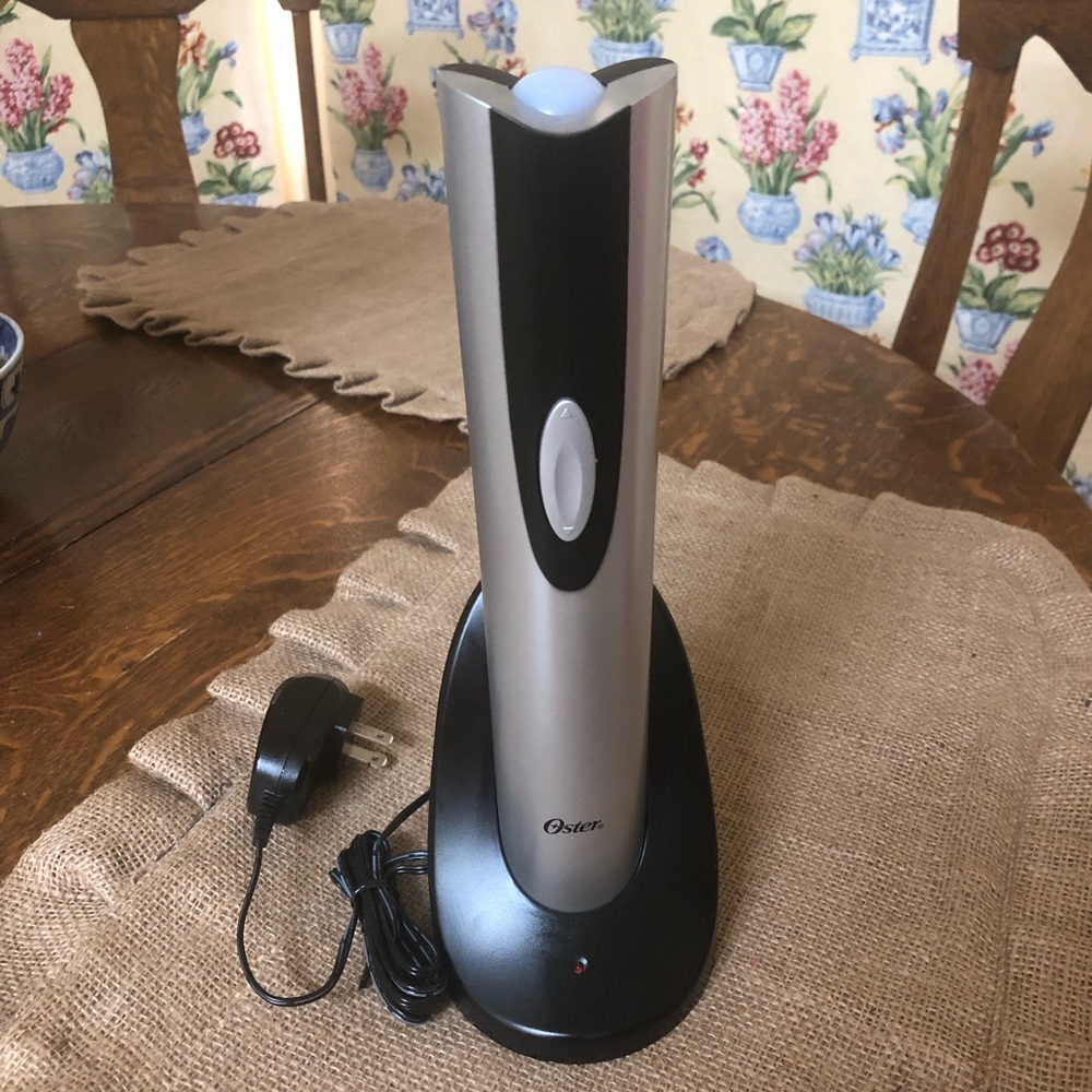 Oster Cordless Electric Wine Bottle Opener 🍷 Almost NEW!